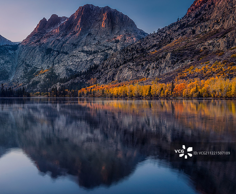 银湖的秋色图片素材