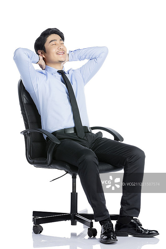 商务男士在椅子上休息图片素材