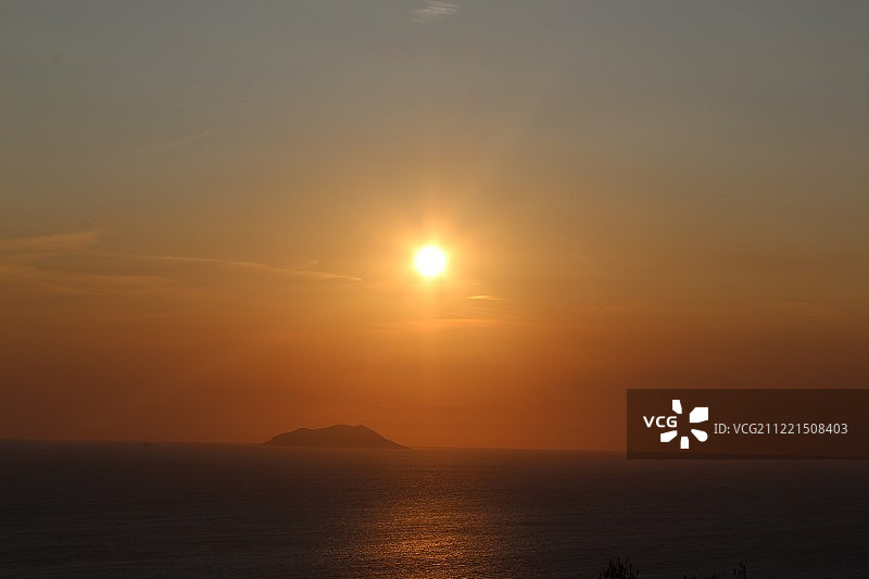 橘色天空下的海景图片素材