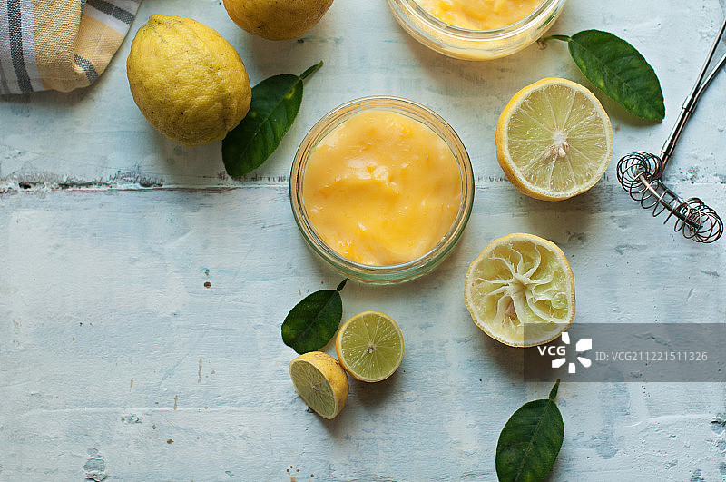 柠檬凝乳与新鲜柠檬背景图片素材