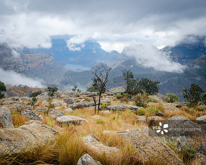 峡谷上空的云层聚集图片素材