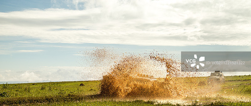 越野车在田野中溅起泥浆图片素材
