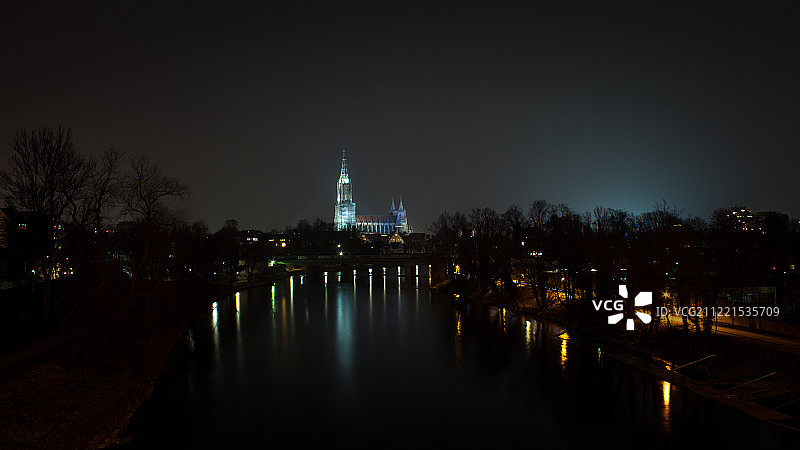 夜幕下的多瑙河与乌尔姆敏斯特图片素材
