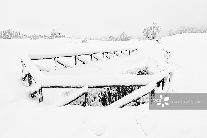 冬季风景：被雪覆盖的栅栏图片素材