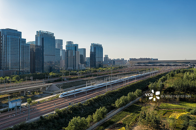 高速铁路与郑州金融区城市天际线航拍高视角图片素材