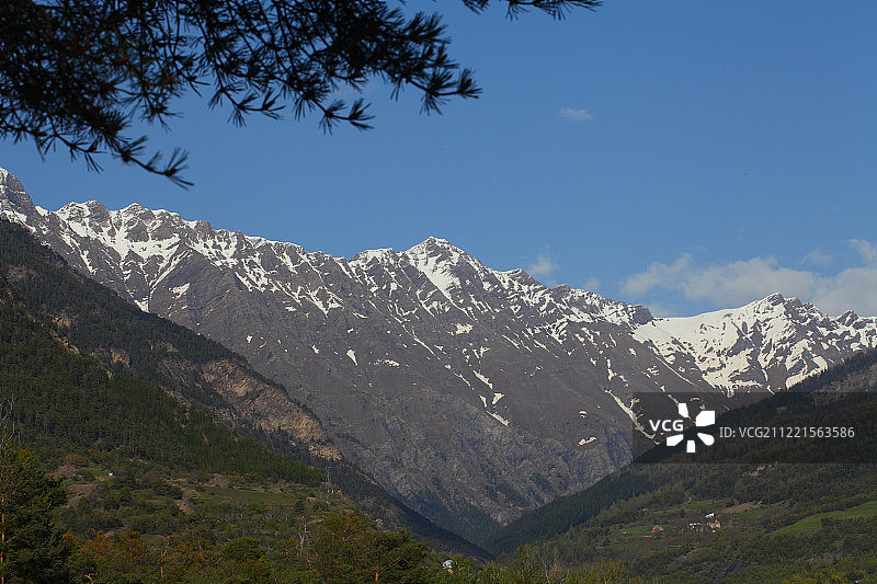 蓝天下的山脉景色图片素材