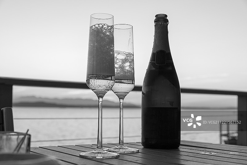 甲板上的香槟图片素材