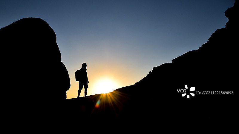 站在拱门中间的男人剪影图片素材