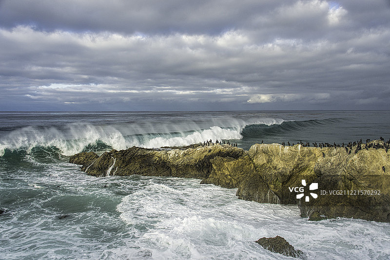 海浪拍打岩石的景象图片素材