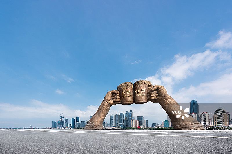 青岛城市天际线与啤酒节雕塑图片素材