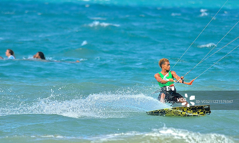 卡巴雷特海滩上的风筝冲浪图片素材