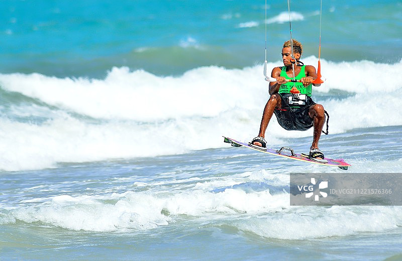卡巴雷特海滩上的风筝冲浪图片素材