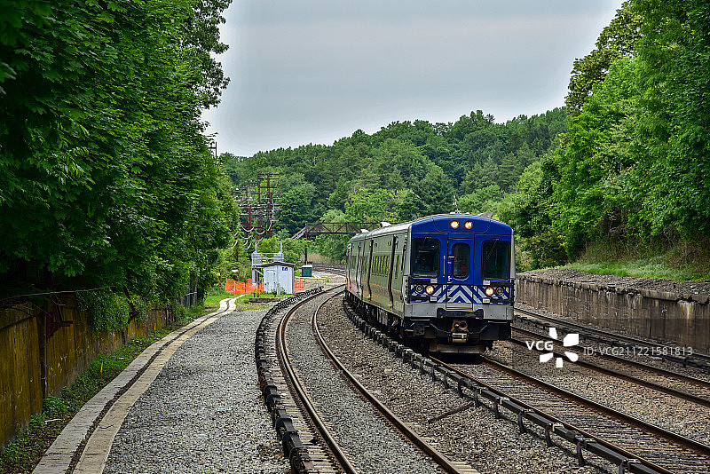 欧文顿的M7型通勤列车转弯图片素材