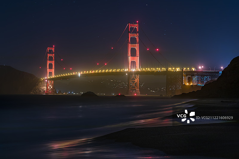 夜晚从贝克海滩拍摄的金门大桥图片素材