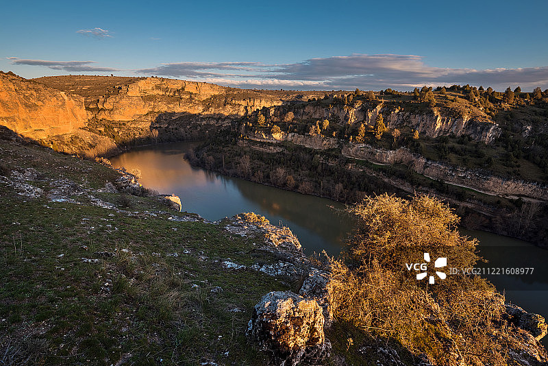 峡谷湖泊的黄昏景色图片素材
