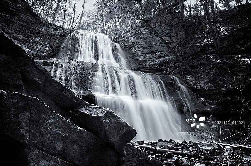 黑白叠瀑2图片素材