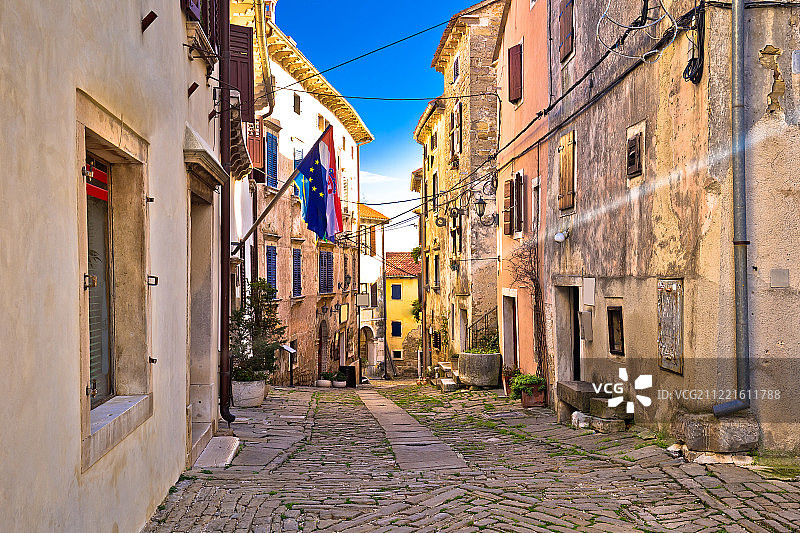 格罗日尼扬的鹅卵石街道和古老建筑图片素材