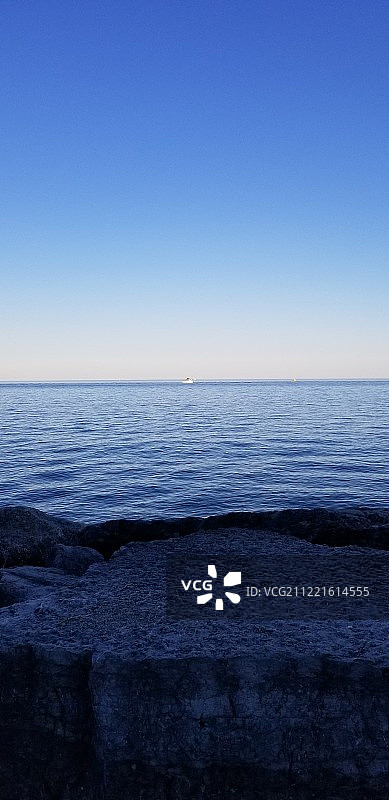 蓝天映衬下的海景图片素材