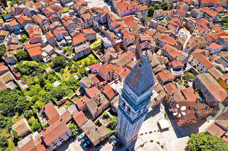 沃德年镇的塔楼和屋顶鸟瞰图图片素材
