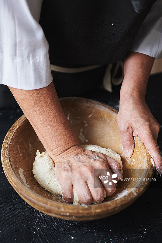 面包师用手揉面团图片素材