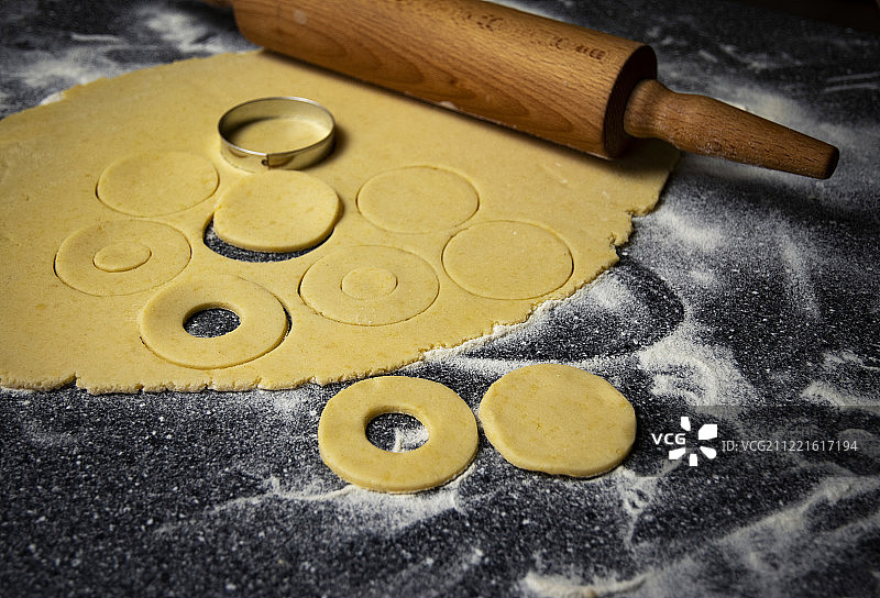 擀好的面团和雕刻品图片素材