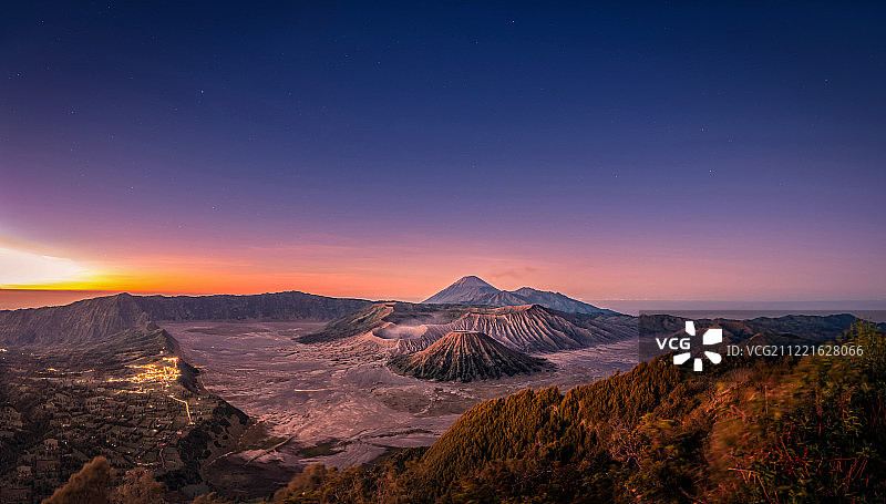 布罗莫火山（Gunung Bromo）日出时分，天空色彩绚丽图片素材