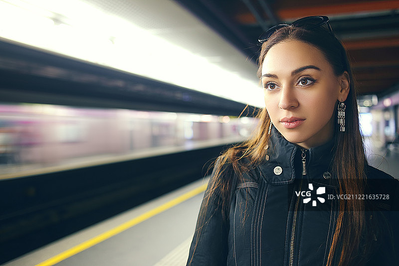 地铁里的女人图片素材