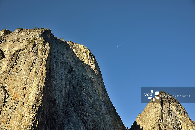 仰望大教堂岩石的峰顶图片素材