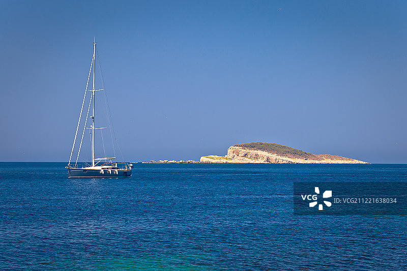 杜布罗夫尼克群岛中孤独沙漠石岛旁的航行图片素材