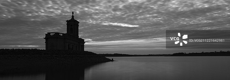 拉特兰水库诺曼顿教堂的日落色彩图片素材