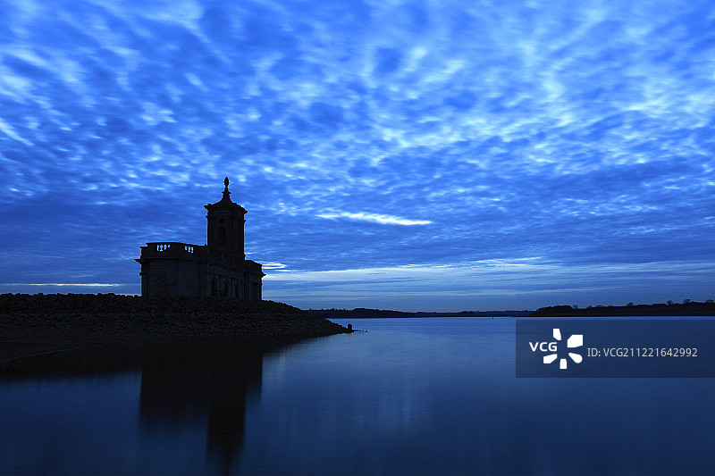 拉特兰水库诺曼顿教堂的日落色彩图片素材