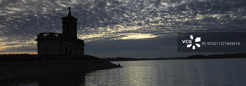 拉特兰水库诺曼顿教堂的日落色彩图片素材