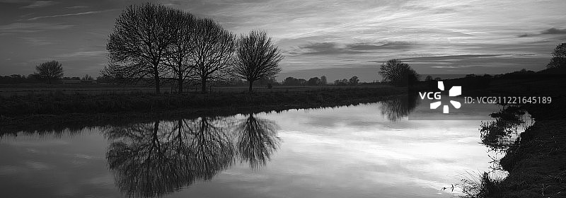 彼得伯勒，费里梅多斯郊野公园内内河的冬日落日图片素材