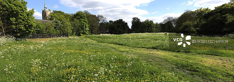 眺望伯韦尔城堡遗址的夏日景色，伯韦尔村图片素材