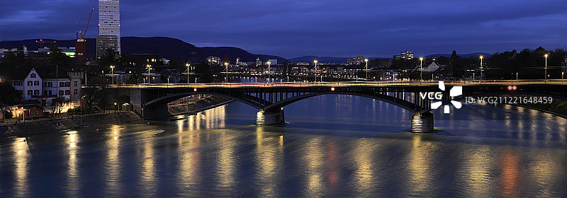 韦特施泰因布吕克桥和莱茵河的黄昏景色图片素材