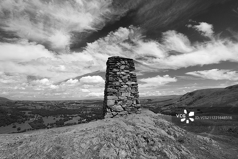 哈林费尔峰顶石堆，俯瞰厄尔斯沃特湖区图片素材