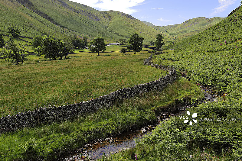 马丁代尔弗斯代尔山谷的夏季景色，湖区图片素材