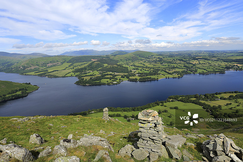 邦斯凯尔山顶石堆：俯瞰厄尔斯沃特湖区图片素材