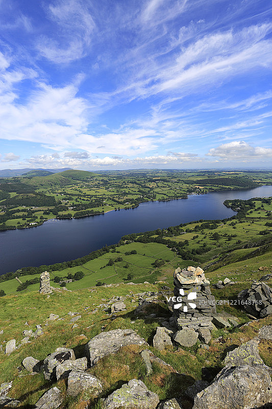 邦斯凯尔山顶石堆：俯瞰厄尔斯沃特湖区图片素材