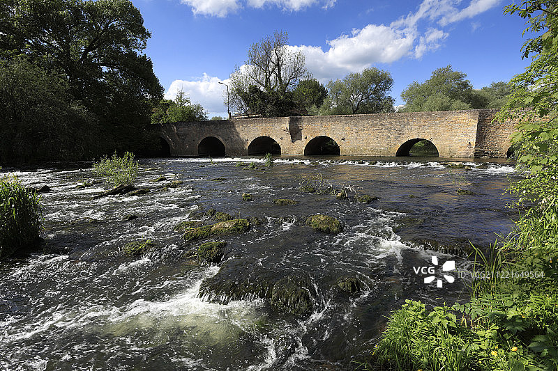 英国布罗姆汉姆村，横跨乌兹河大桥的夏日景色图片素材