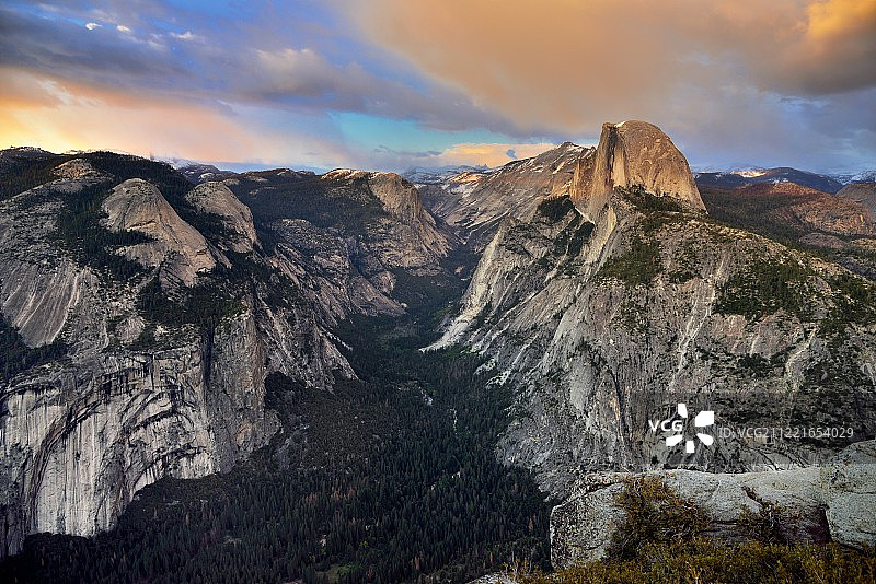 内华达山脉的群峰，蓝天白云图片素材