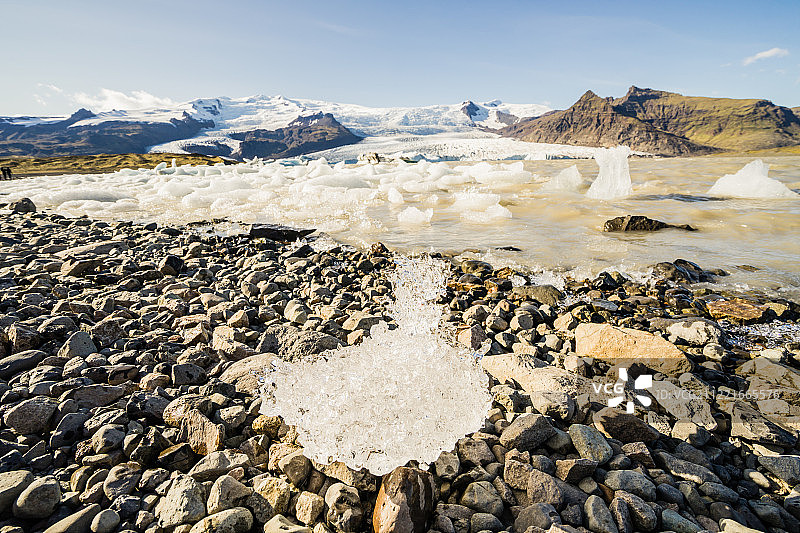 冰岛Fjallsarlon冰川泻湖中漂浮的冰山图片素材