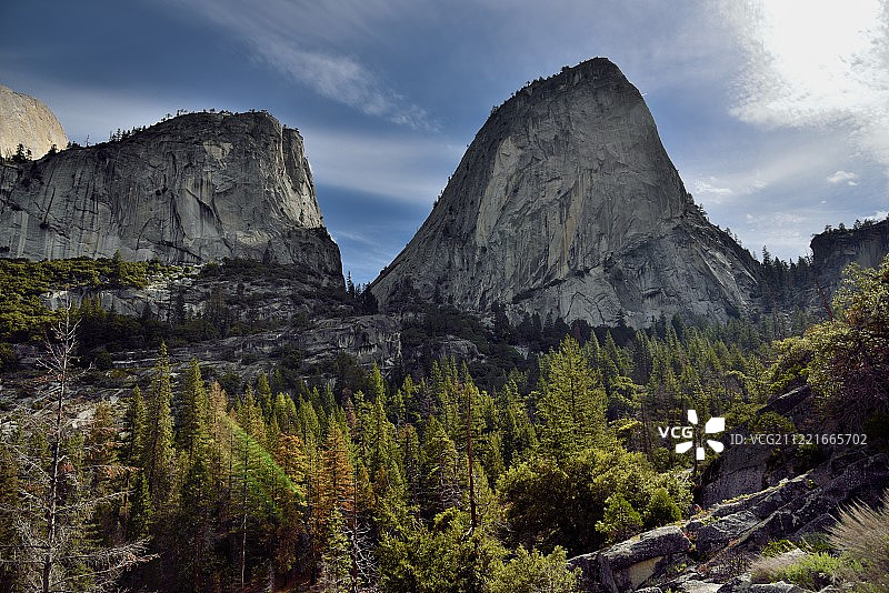 从弗纳尔瀑布和内华达瀑布之间看到的山峰图片素材