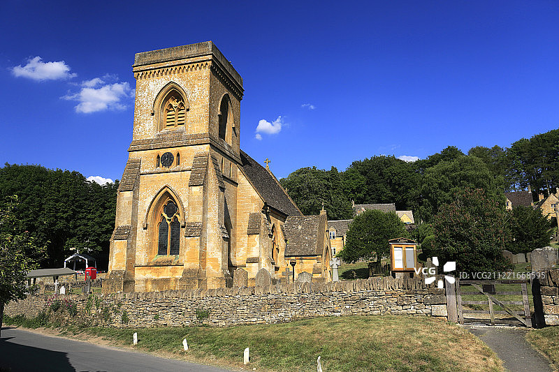 格洛斯特郡斯诺斯希尔村的圣巴纳巴斯教区教堂图片素材
