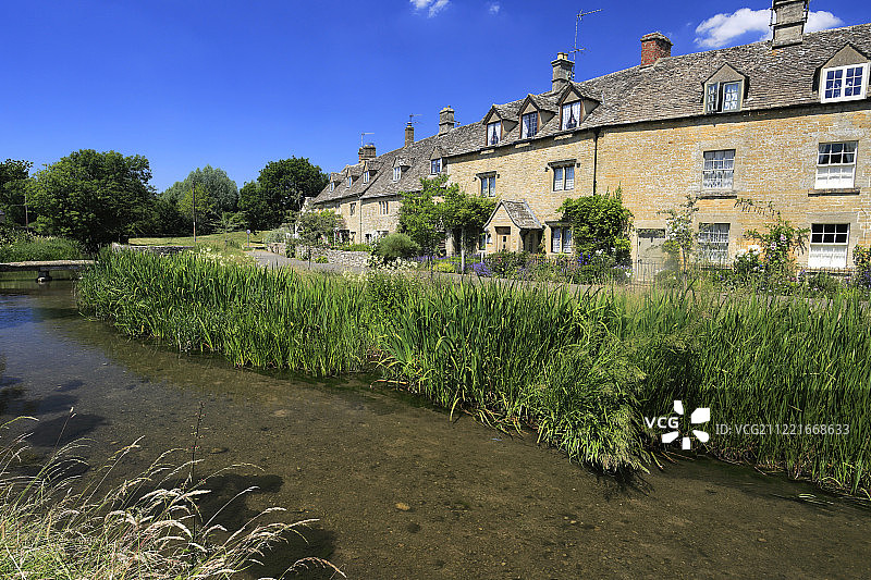 科茨沃尔德地区河畔小屋夏季景色图片素材