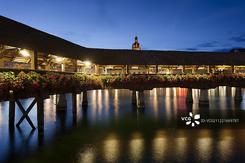 瑞士卢塞恩卡佩尔桥和水塔图片素材