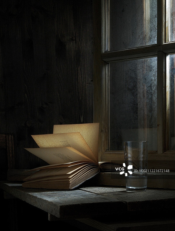 窗边打开的书本静物图片素材