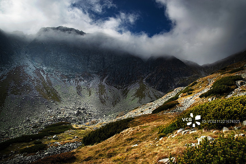 隐藏在雾中的岩石山峰图片素材