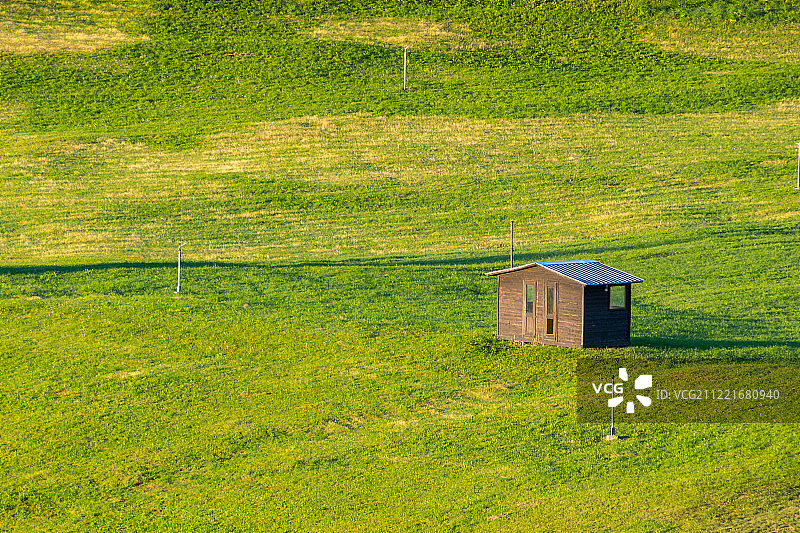 草地上的木制展位迎接日出图片素材