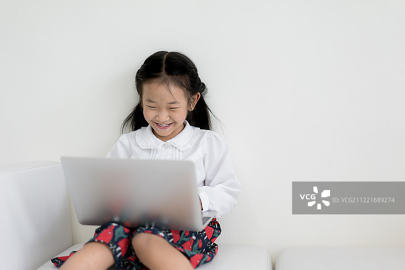 使用笔记本电脑学习的亚洲小女孩，教育，空闲时间图片素材